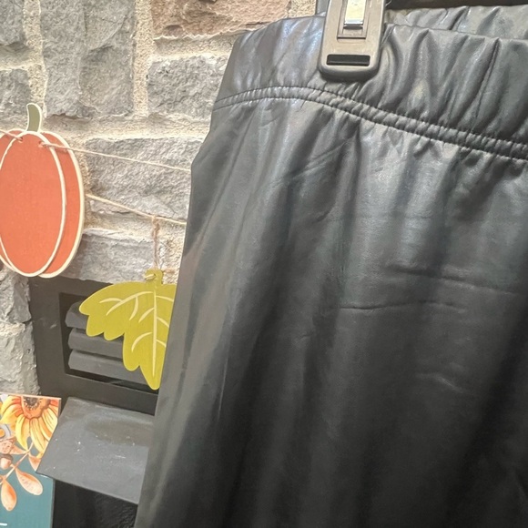 Old Navy Faux Leather Leggings - Picture 3 of 3